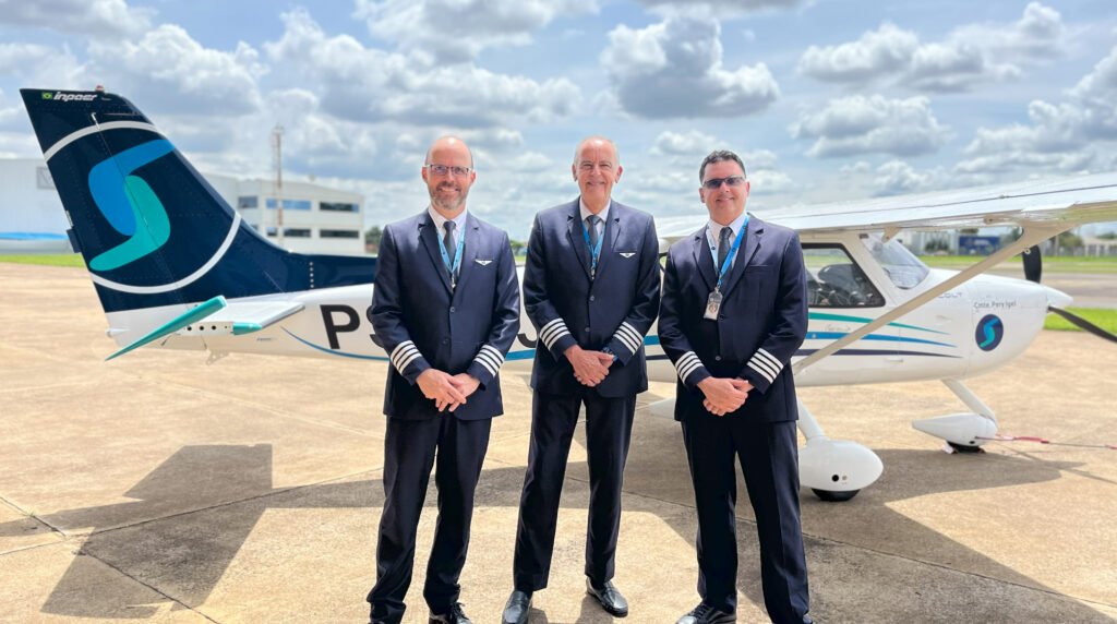 Da esquerda para a direita: CMTE Arantes, CMTE Ivan e CMTE Ramos, ao lado de uma aeronave da SAFE